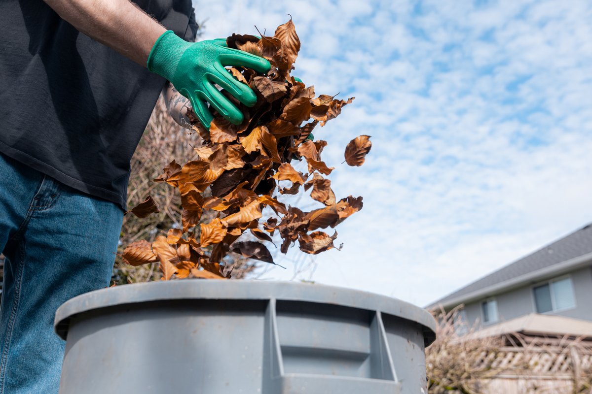 BCFireSmart's tweet image. Now is a great time to address wildfire risks around your property! A couple of good places to start include cleaning out your gutters or clearing flammable debris from under your deck.
For more FireSmart tasks, visit: begins-at-home-guide.firesmartbc.ca