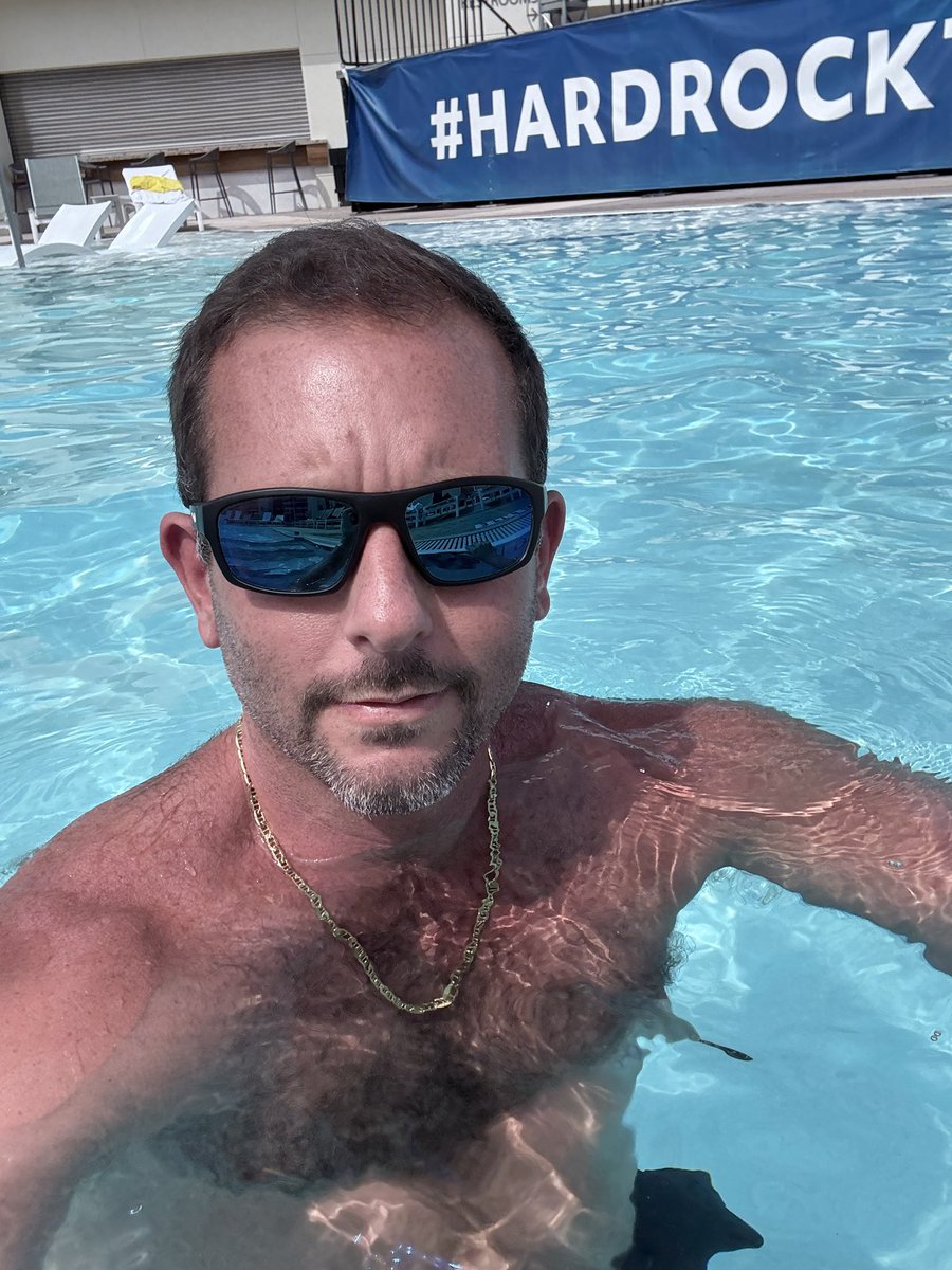 RealFrankFromFL's tweet image. Using up some of those @HardRockBet points I’ve accumulated over the past year. I wonder how much it cost me for these 3 free nights and $500 resort credit lol