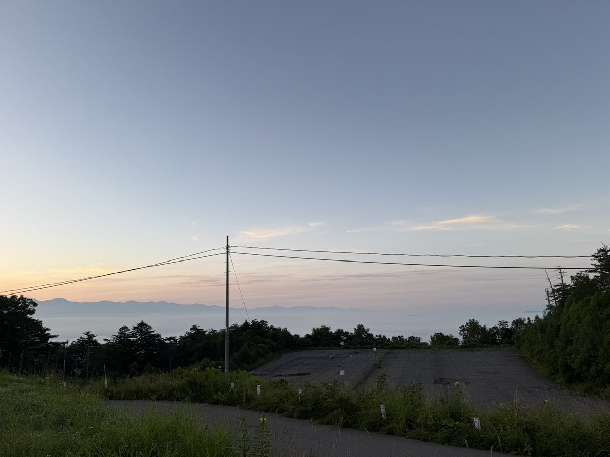 ontakeskijo's tweet photo. 昨日、スキー場検討委員会が開催されました。
昨年から開かれていたこの委員会も今回で最後との事。
存続か廃止か。　あるいは規模縮小か投資か。
当然のことですが、人それぞれ意見があります。
先日のアンケートも集計して王滝村へ提出させていただきました。
委員会として結論はまとまりませんでしたが、
雰囲気としてはスキー場は存続という方向性になった。

存続できたとしても誰がやるか　が重要。

自分たちとしては大変だけど御嶽スキー場をこれからも守っていけたらいいな　と思います。