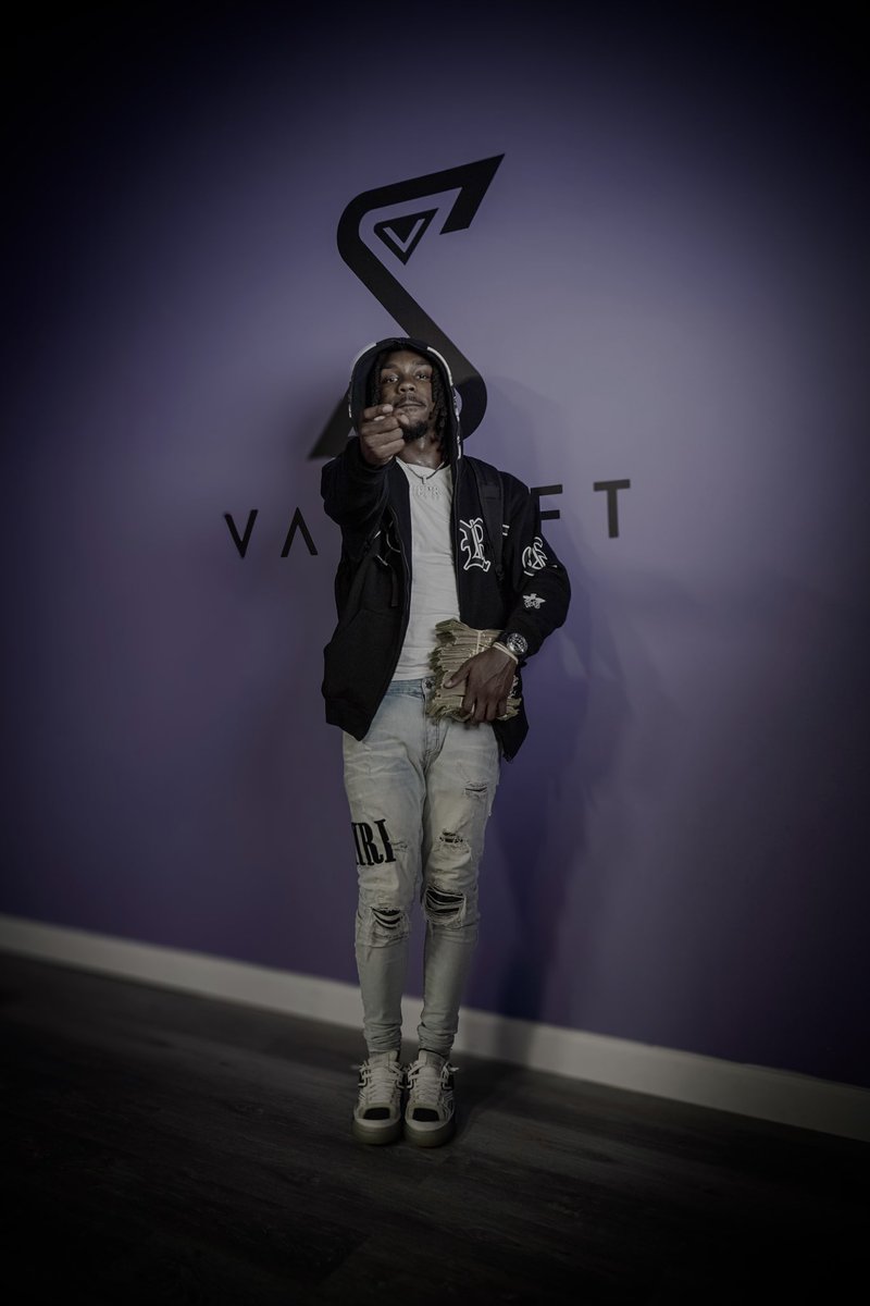 zayyfromda5's tweet photo. 💜🖤 https://t.co/DBFF7vttck
