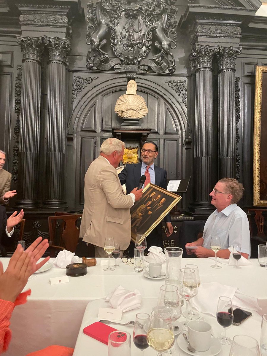 KingsNeuro's tweet image. At the #Kings30 dinner we honoured the man behind this celebration, none other then Mr Richard Gullan - "great grandson" of Harvey Cushing and one of the original 6 neurosurgeons at @KingsNeuro