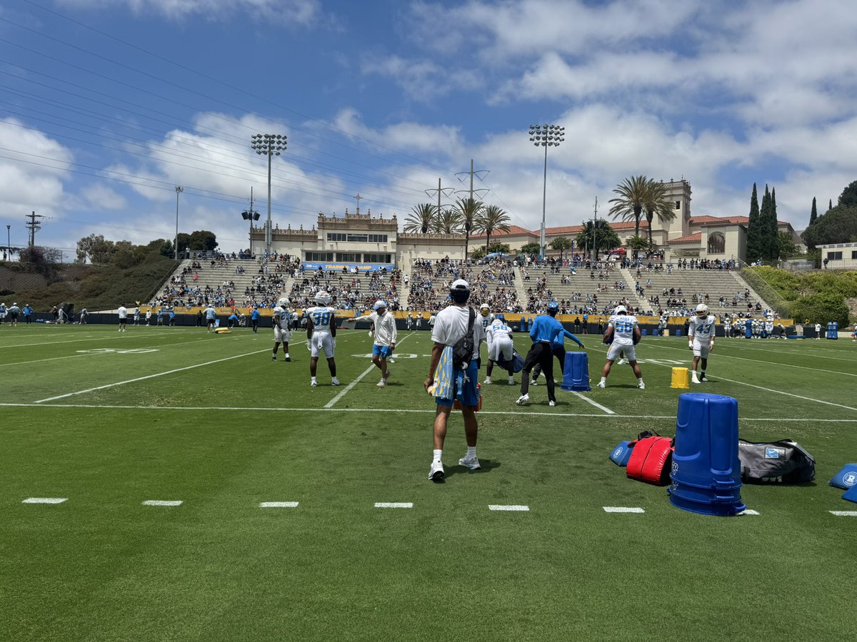 krisrhim1's tweet image. Chargers practicing starting now at the university of San Diego:
Not practicing
T Rashawn Slater (working off to the side w strength coach Ben Herbert)
CB Benjamin St Juste
RB Raheim Sanders
OLB Kyle Guidry
WR Luke Grimm