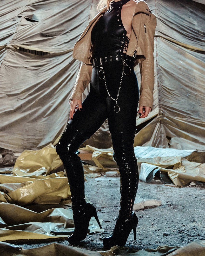 The feeling of wearing latex is … mmmhh /n Follow <a href="/Latex_Toys/">Latex, toys and more</a>