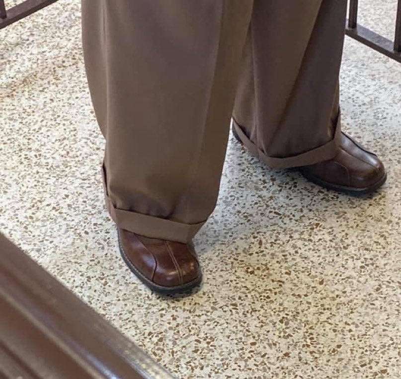 randomrecruiter's tweet image. Two signs you’ll survive the recession:
1. Your CEO dresses like this
2. Your company issues these laptops