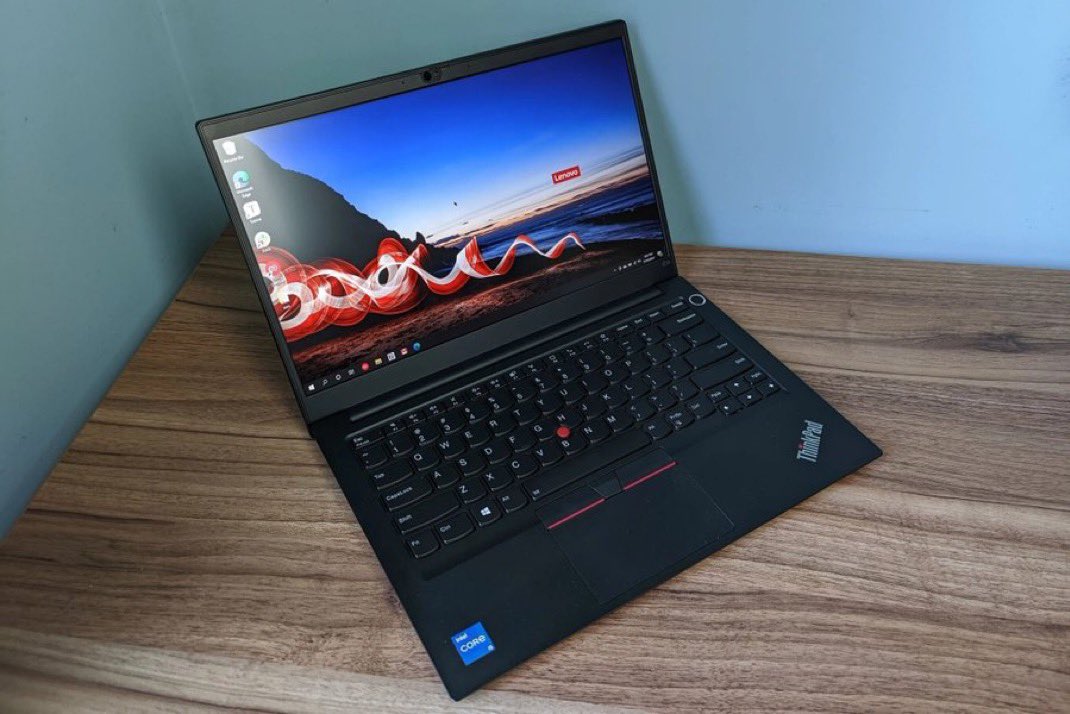 randomrecruiter's tweet image. Two signs you’ll survive the recession:
1. Your CEO dresses like this
2. Your company issues these laptops