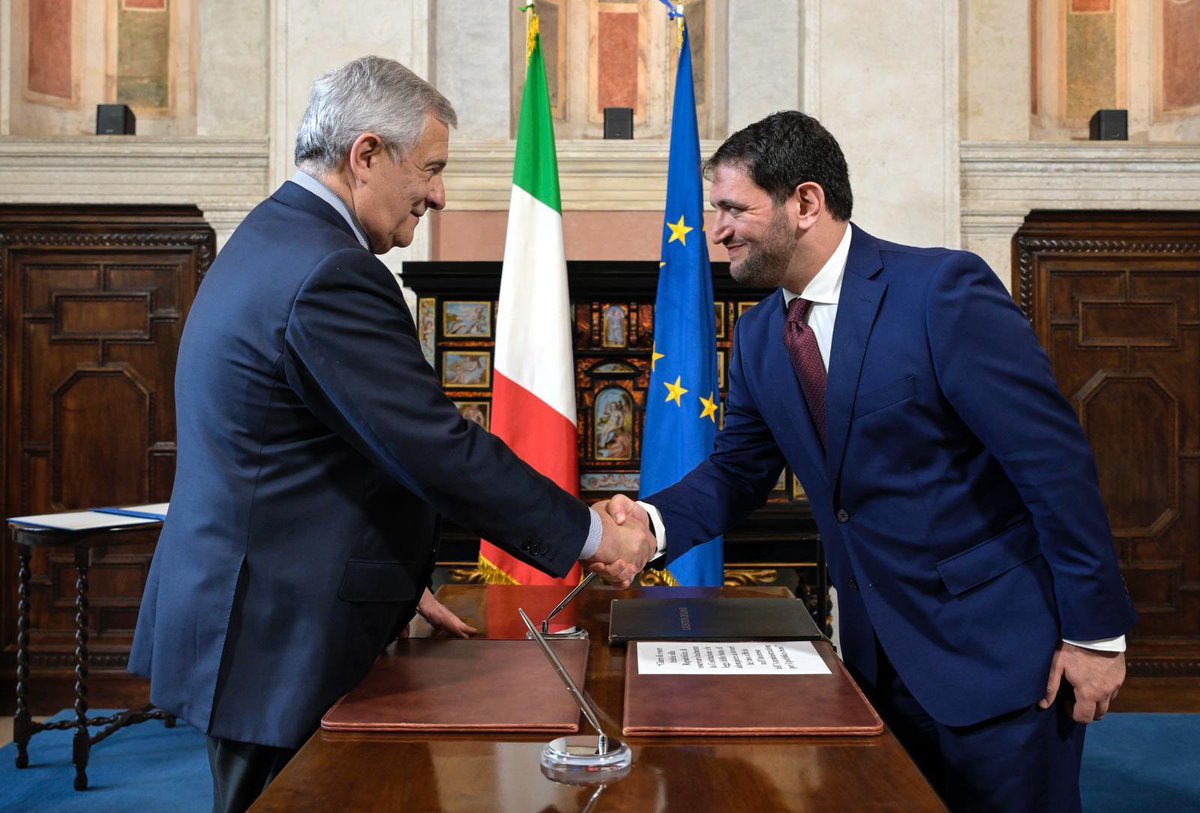Antonio_Tajani's tweet image. Oggi 46 giovani diplomatici hanno giurato fedeltà alla Repubblica e alla Costituzione.
A voi che rappresenterete l’Italia nel mondo il mio personale augurio di un futuro pieno di soddisfazioni e traguardi.
Siate sempre orgogliosi del vostro Paese e del ruolo che ricoprite al…