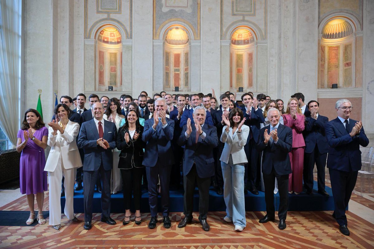 Antonio_Tajani's tweet image. Oggi 46 giovani diplomatici hanno giurato fedeltà alla Repubblica e alla Costituzione.
A voi che rappresenterete l’Italia nel mondo il mio personale augurio di un futuro pieno di soddisfazioni e traguardi.
Siate sempre orgogliosi del vostro Paese e del ruolo che ricoprite al…