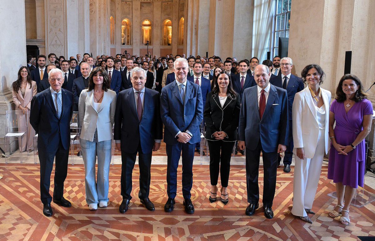 Antonio_Tajani's tweet image. Oggi 46 giovani diplomatici hanno giurato fedeltà alla Repubblica e alla Costituzione.
A voi che rappresenterete l’Italia nel mondo il mio personale augurio di un futuro pieno di soddisfazioni e traguardi.
Siate sempre orgogliosi del vostro Paese e del ruolo che ricoprite al…