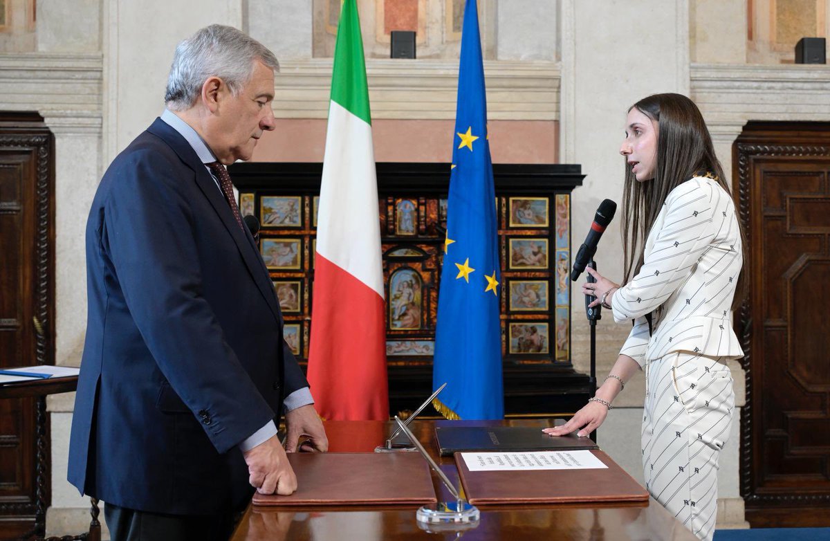 Antonio_Tajani's tweet image. Oggi 46 giovani diplomatici hanno giurato fedeltà alla Repubblica e alla Costituzione.
A voi che rappresenterete l’Italia nel mondo il mio personale augurio di un futuro pieno di soddisfazioni e traguardi.
Siate sempre orgogliosi del vostro Paese e del ruolo che ricoprite al…