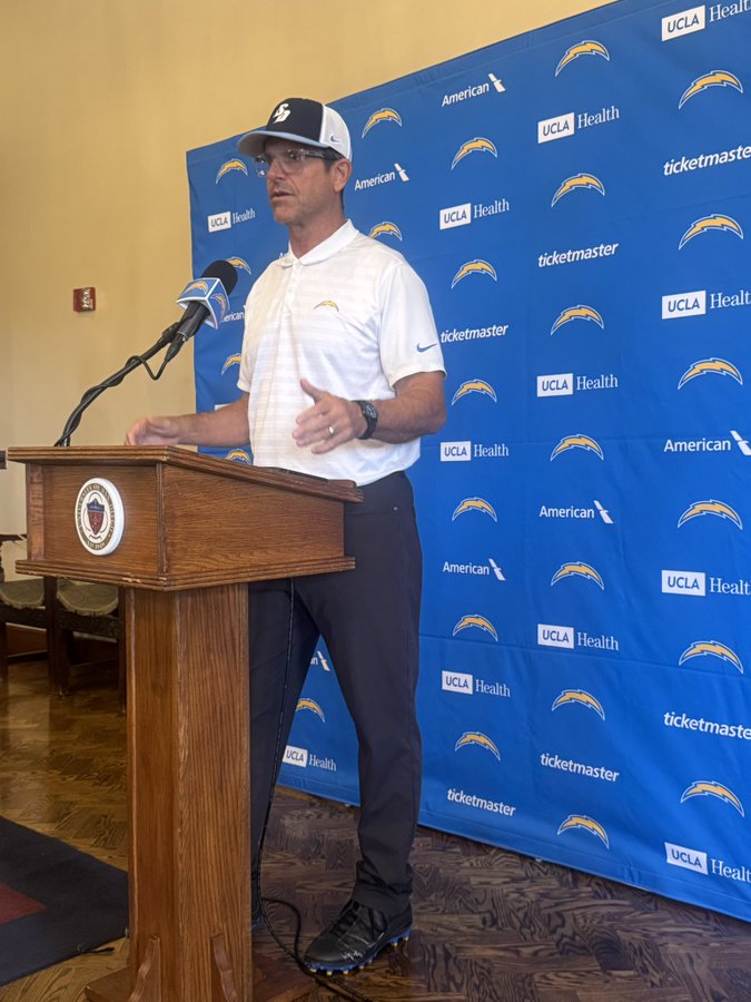 sportingnews's tweet image. Jim Harbaugh is really wearing cleats to a training camp presser.
Football guy 馃槫
馃摲: @krisrhim1