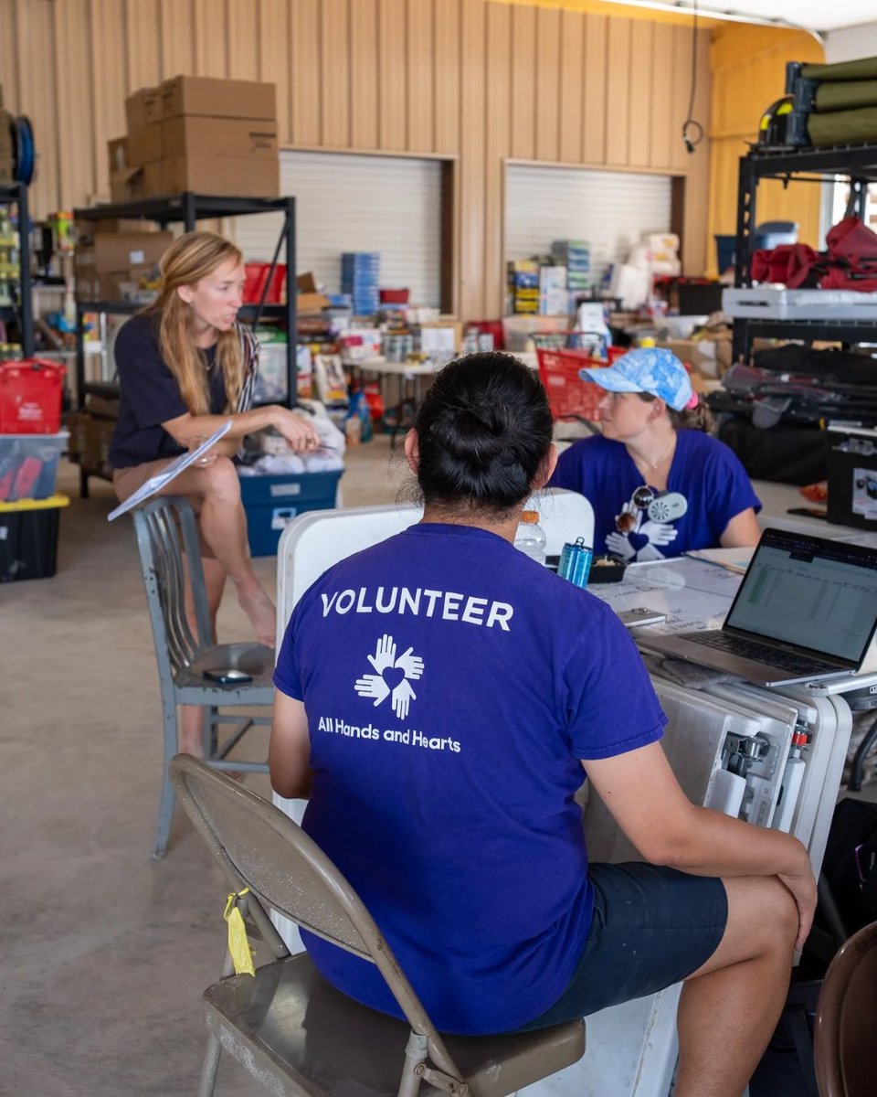 AllHandsHearts's tweet image. This week we supported 40+ families with the Center Point Fire Dept, completing 19 home assessments, checking 5 homes for moisture, deploying fans and dehumidifiers, and are continuing to remove mud and debris from flooded homes.