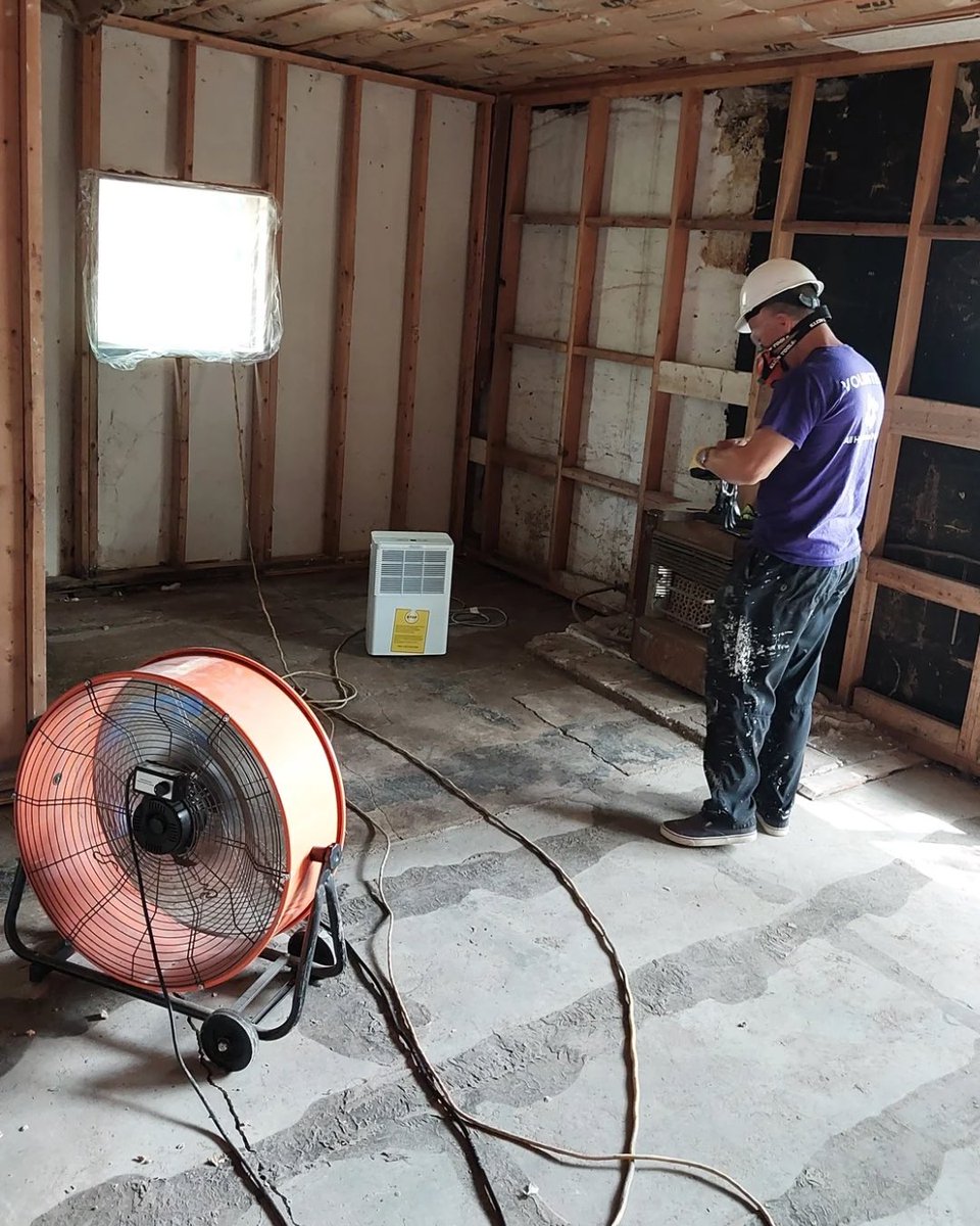 AllHandsHearts's tweet image. This week we supported 40+ families with the Center Point Fire Dept, completing 19 home assessments, checking 5 homes for moisture, deploying fans and dehumidifiers, and are continuing to remove mud and debris from flooded homes.