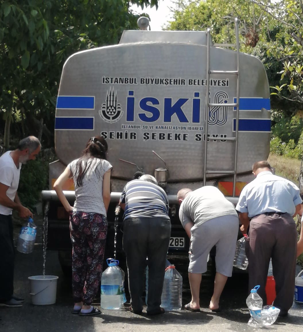Yavuz hırsız ev sahibini bastırırmış!
Yolsuzluktan yargılanan kifayetsiz hâlâ çıkmış, ahkâm kesiyor.
Sanki 6 yıldır İstanbul’u yöneten kendisi değilmiş gibi.
Kendi arkadaşlarının itiraf ettiği hırsızlıklara rağmen, yüzü bile kızarmadan konuşabiliyor.
İstanbul’un suyu kesilirken,