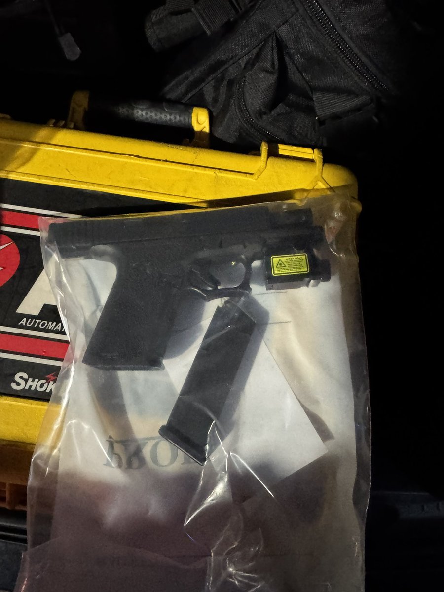SacPolice's tweet image. Another example of great police work! 

Earlier this month, swing shift and graveyard patrol officers responded to a weapons call in the 20 block of La Pera Ct. Officers located two vehicles that were involved leaving the scene. Both vehicles were stopped and a total of six…