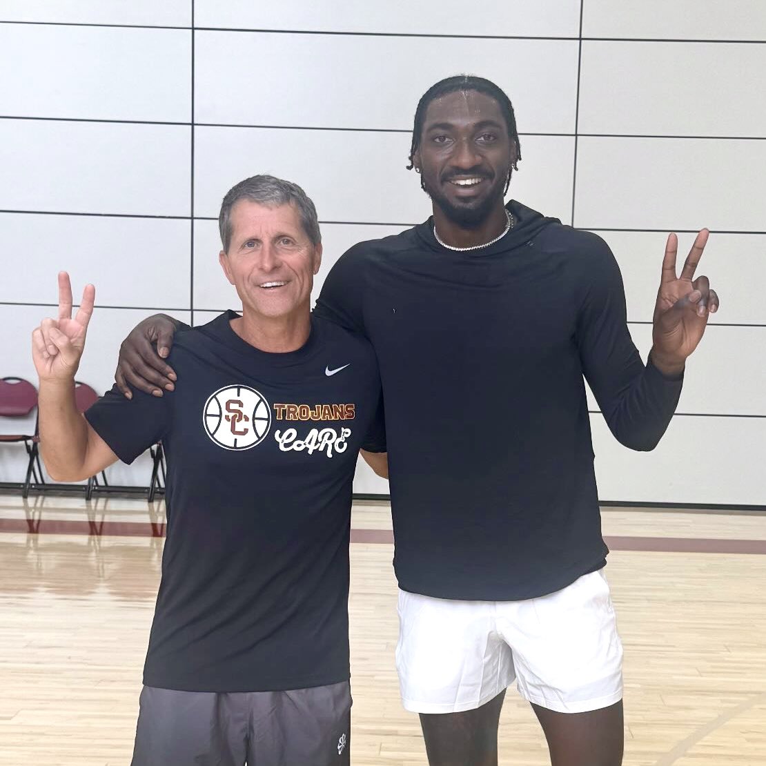 USC_Hoops's tweet image. All-time three-point leader in the building 👌
Welcome home, @jonah_mathews4!