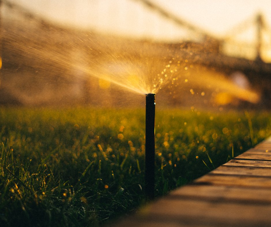 cityoftoronto's tweet image. The sun is shining & your lawn is growing!
#DYK You need only about 2.5 cm of water a week to keep a healthy lawn? Avoid watering your lawn when rain is in the forecast or in the morning to keep it colourful & hydrated without wasting water & money. toronto.ca/services-payme…