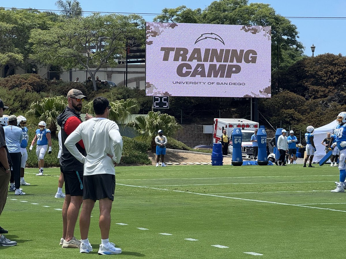 JulianDelGaudio's tweet image. .@AztecFB Head Football Coach Sean Lewis stopped by Chargers training camp Tuesday afternoon. 

#GoAztecs | #BoltUp