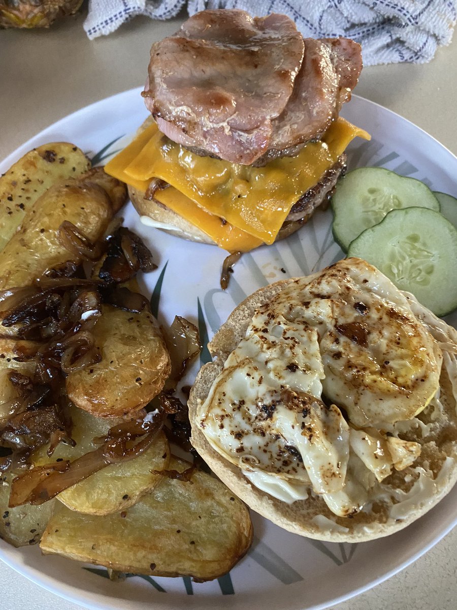 HappyMyBoy82's tweet image. Burger night 🤤double everything of course with sliced spuds from the garden cover in our onions.
No burger is complete without an egg from my girls 🫵🏼 wish you were here 🤣