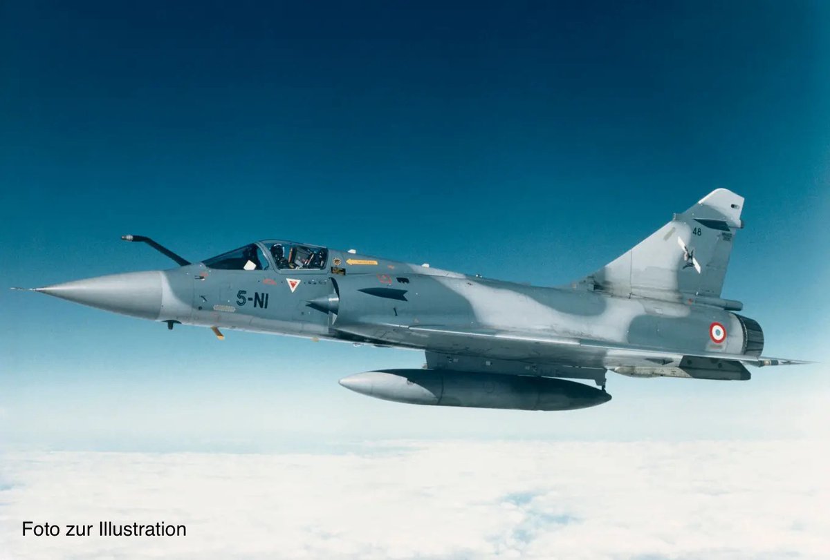 lugeration's tweet image. Ein Mirage 2000-Jet der ukrainischen Luftwaffe stürzte heute wegen eines technischen Defektes in der Westukraine ab. Dem Piloten gelang es, sich mit dem Schleudersitz zu retten.