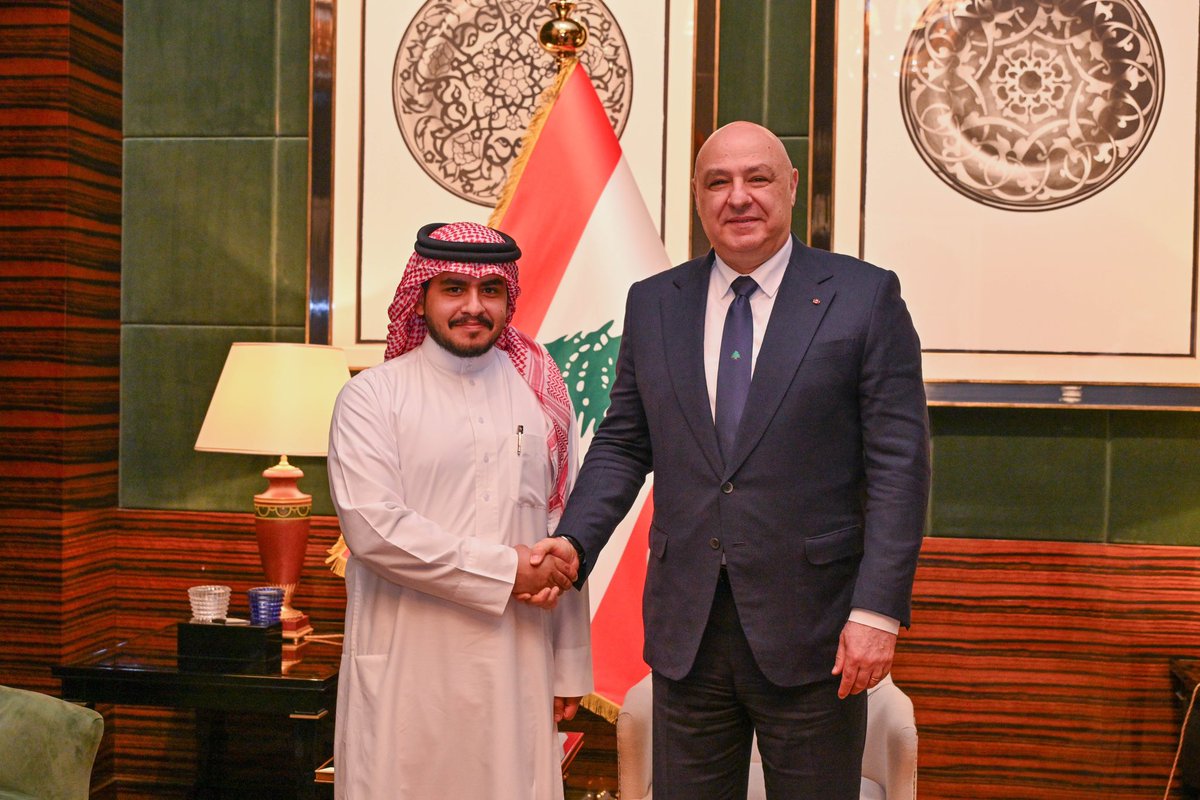 لقاء يجسّد عُمق العلاقات الأخوية بين 🇧🇭 و🇱🇧

سعدتُ بلقاء فخامة الرئيس اللبناني العماد جوزاف عون خلال لقاءه لوفد من رؤساء تحرير الصحف البحرينية، في حوارٍ بنّاء يعكس الروابط التاريخية والمواقف المتبادلة بين البلدين الشقيقين.

#البحرين #لبنان #جوزاف_عون #رئيس_الجمهورية_اللبنانية