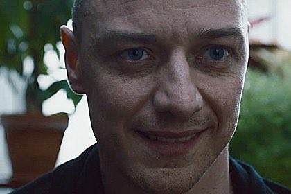 На столі лежить законопроект, поруч лежить поломана ручка «за януковича» обмотана ізолентою
В кімнаті чутно шурхіт і звуки боротьби