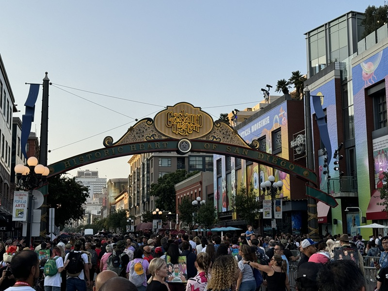 ThatHashtagShow's tweet image. A dark cloud is looming over #SDCC as US immigration policies have some attendees worried.
Full story: thathashtagshow.com/conventions-ev…
