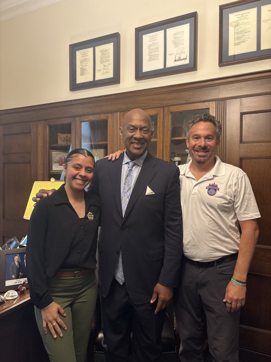 RepDwightEvans's tweet image. Philadelphia Youth Basketball is more than just basketball— it provides life-changing opportunities for kids across Philly.
I proudly secured $1 million in federal funding for the Alan Horwitz ‘Sixth Man’ Center. Today, I caught up with Kenny Holdsman about how they continue to…
