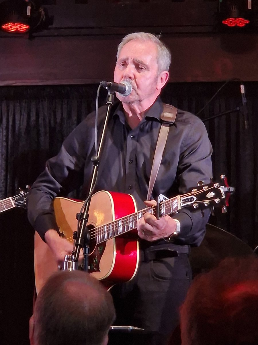 MrDavePrice's tweet photo. Enjoying another evening in the company of my mum and sister for our second time seeing @alanfletcher cracking music as ever https://t.co/uFSNhqAXfK