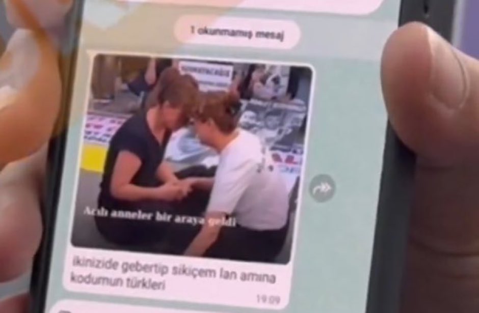 Yasemin Minguzzi’in yaptığı oturma eylemi sırasında aldığı mesaj...

Kimse kusura bakmasın ama bu mesajda Kürtlere küfür ediliyor olsaydı; kadın dernekleri,İstanbul Barosu ve diğerleri,sanat camiası vs. ayağa kalkardı. 

Mesele Kürt de Türk de değil.
Mesele bu ikiyüzlü sessizlik.