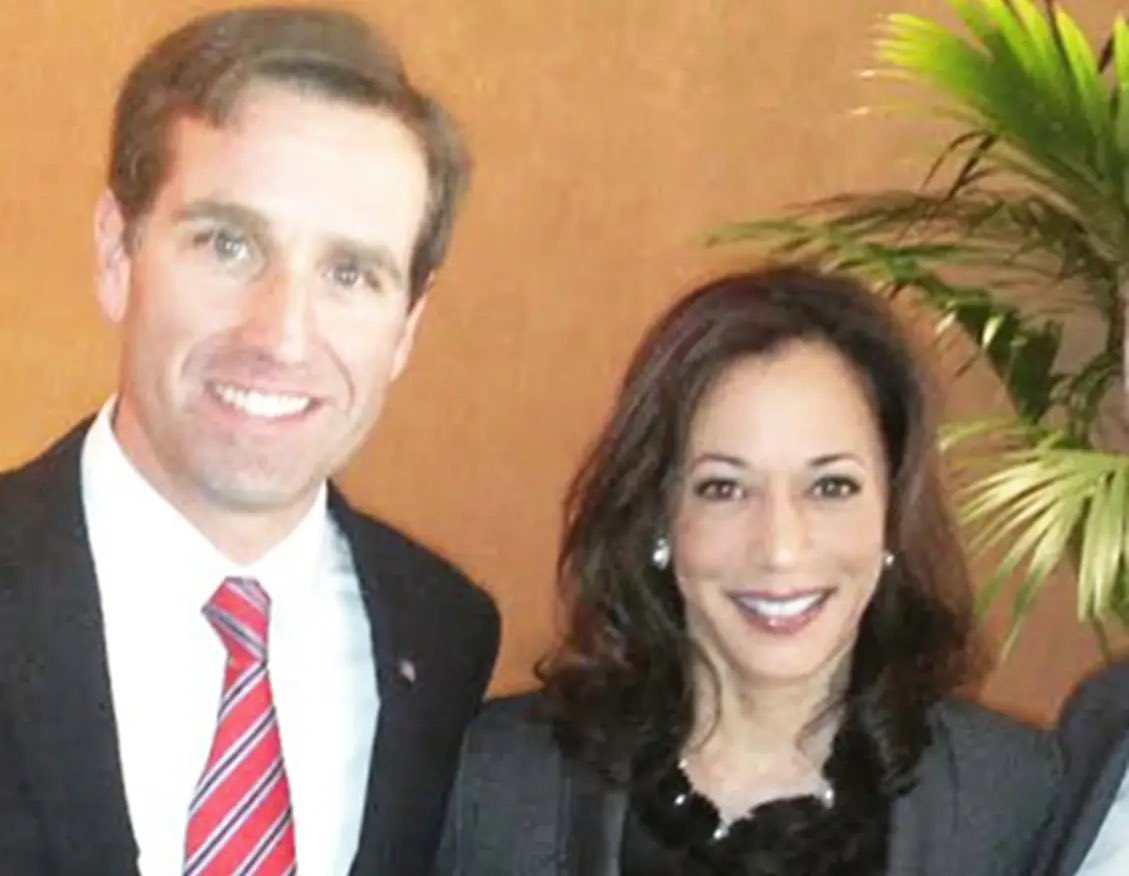 virtueemoir29's tweet image. "There were periods, when I was taking heat, when Beau and I talked every day, sometimes multiple times a day.โ ~ Kamala, The Truths We Hold
Kamala and Beau were good friends, particularly during their joint AG days - and their bond was deeply special ๐๐ฅน