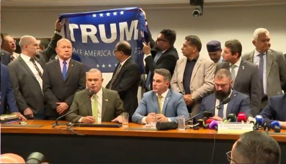 MarceloFreixo's tweet image. Bandeira do Brasil? Não. A oposiçãobolsonarista preferiu levantar a de Donald Trump no Congresso Nacional.
Trump está taxando produtos brasileiros. Suas medidas colocam empregos em risco. Ele defende os interesses das big techs e dos EUA.
E esses deputados brasileiros...…