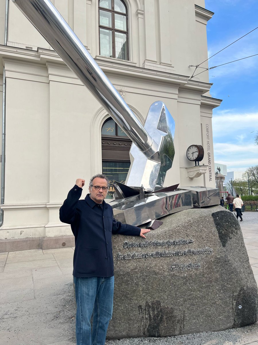 vijayprashad's tweet image. Enjoyed talking with Rania Iraki and Nader Khalayli of the Palestinapodden in Oslo about the changing of the world order and the genocide of against the Palestinians in Gaza, youtube.com/watch?v=3ekLrU… (one hour long).
(picture with the anti-fascist hammer in Oslo, Norway).