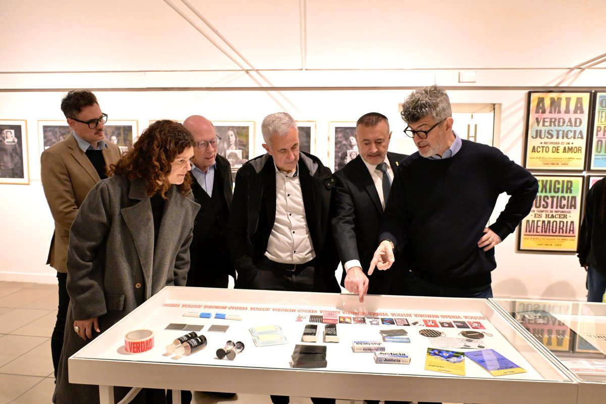 AMIA (@infoamia) on Twitter photo Junto a la ministra de Cultura de la ciudad de Buenos Aires (<a href="/gabiricardes/">Gabriela Ricardes</a>), autoridades de nuestra institución realizaron un recorrido por la muestra “Yo recuerdo. Arte & Memoria a 31 años del atentado a la AMIA”, que se exhibe en <a href="/ElRecoleta/">CENTRO CULTURAL RECOLETA</a>. También estuvo presente Maximiliano Junto a la ministra de Cultura de la ciudad de Buenos Aires (<a href="/gabiricardes/">Gabriela Ricardes</a>), autoridades de nuestra institución realizaron un recorrido por la muestra “Yo recuerdo. Arte & Memoria a 31 años del atentado a la AMIA”, que se exhibe en <a href="/ElRecoleta/">CENTRO CULTURAL RECOLETA</a>. También estuvo presente Maximiliano