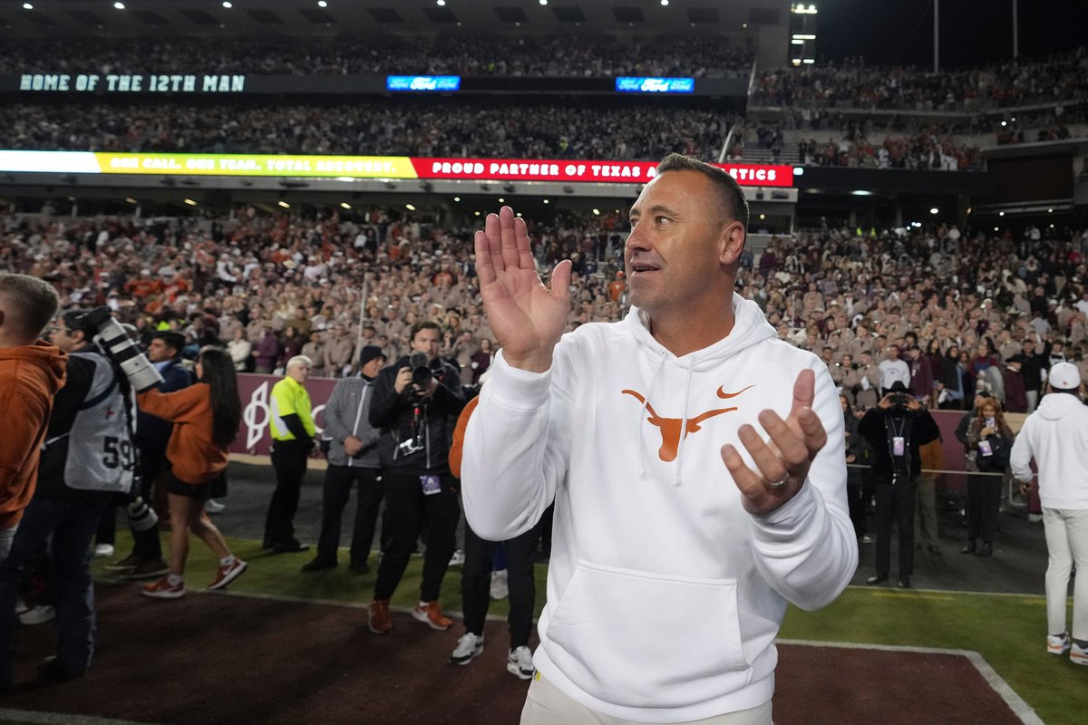 DMNGregRiddle's tweet image. THSCA pushing for legislation to protect recruits from being manipulated by agents.
"It looks like human trafficking," the THSCA's Joe Martin said.
See what Texas coach Steve Sarkisian said about the role high school coaches need to play.
Read: dallasnews.com/high-school-sp…
#txhsfb