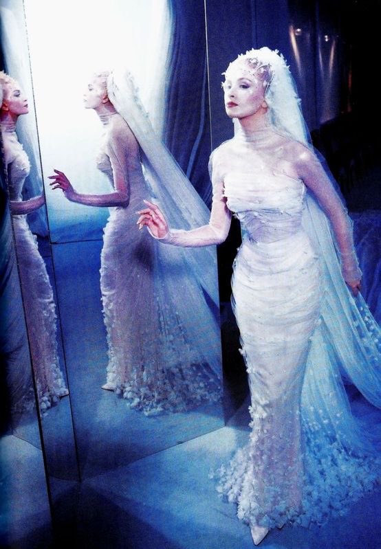 LaModeUnknown's tweet image. The BRIDAL look of ✨Thierry Mugler✨ Fall/Winter 1999 Couture. 🪡