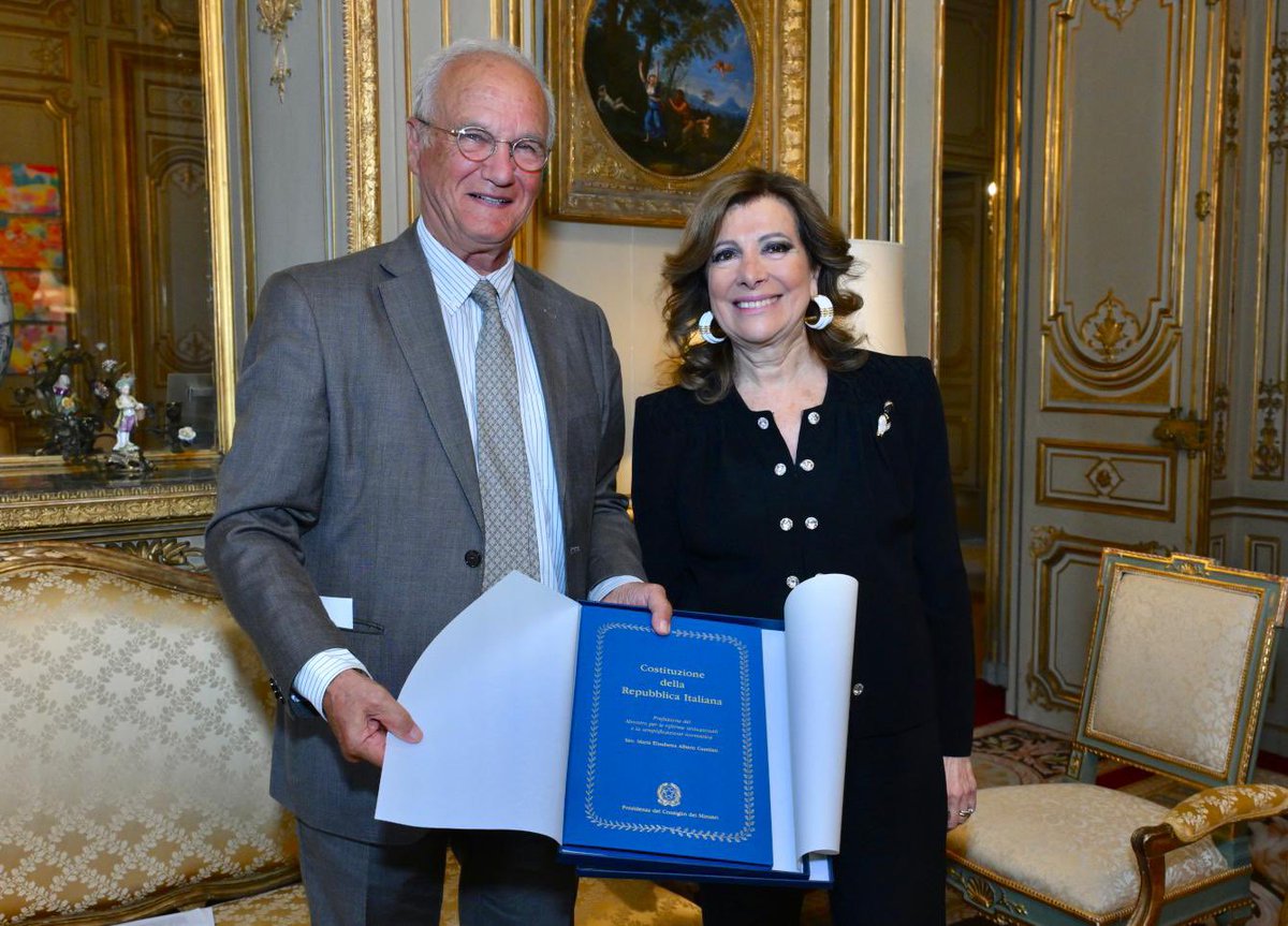 Maria Elisabetta Alberti Casellati (@min_casellati) on Twitter photo Molto interessante il confronto con <a href="/GillesCarrez/">Gilles Carrez</a> , Presidente del <a href="/CNENormes/">Conseil national d'évaluation des normes</a>, il Consiglio Nazionale di Valutazione delle Norme, che in Francia analizza l’impatto tecnico e finanziario delle leggi sugli enti locali.
Con il presidente Carrez abbiamo condiviso una preoccupazione Molto interessante il confronto con <a href="/GillesCarrez/">Gilles Carrez</a> , Presidente del <a href="/CNENormes/">Conseil national d'évaluation des normes</a>, il Consiglio Nazionale di Valutazione delle Norme, che in Francia analizza l’impatto tecnico e finanziario delle leggi sugli enti locali.
Con il presidente Carrez abbiamo condiviso una preoccupazione