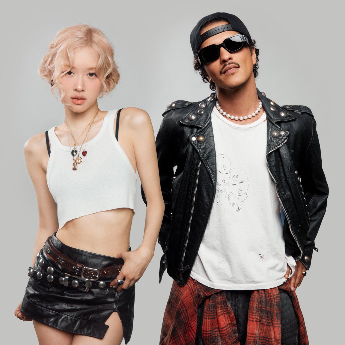 chartsblackpink's tweet image. #ROSÉ & Bruno Mars’ “APT.” has now sold over 30 million units worldwide.
It’s the fastest-selling single of the decade.
@numberoneHQ @BLACKPINK
