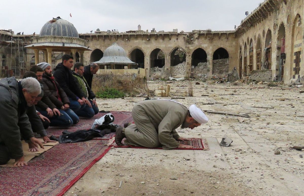 julaibib18's tweet image. Syrians pray in the devastated Omeyades Mosque on December 17, 2016 in Aleppo