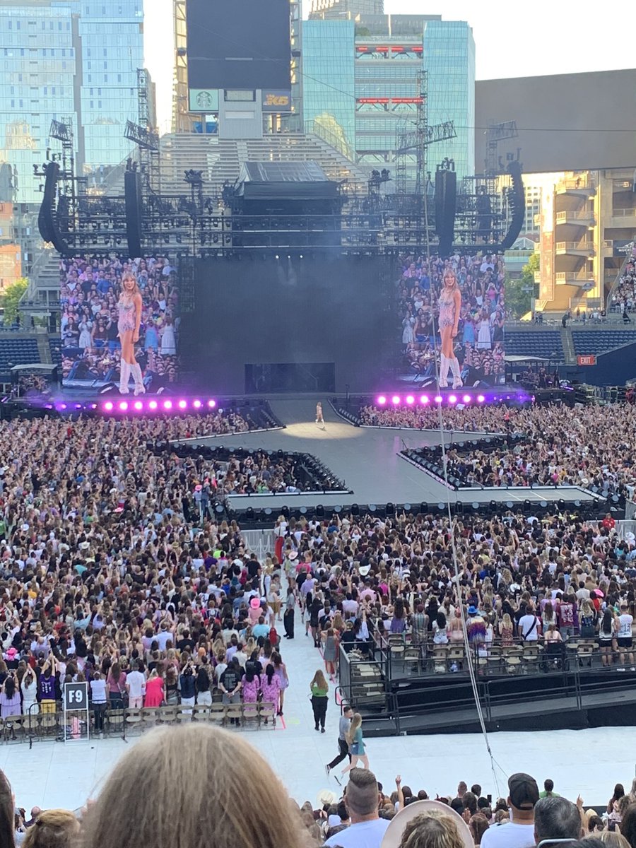vallovestswift's tweet image. Happy 2 years since Seattle night 1! This will always be my favorite day! 🫶🏼

@taylornation13 @taylorswift13