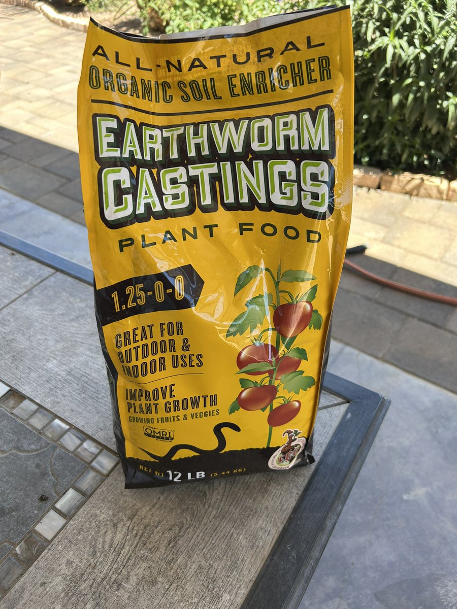 DeborahGinn10's tweet image. One of my favorite things to help my plants. Earthworms are not native to the desert.