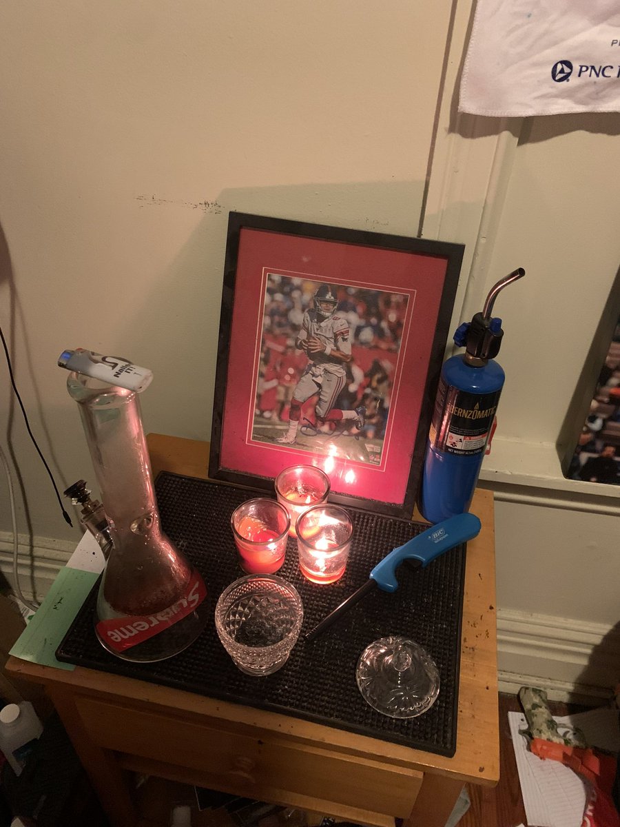 ronthehoss's tweet image. What would you do if we kissed in front of the Daniel Jones shrine