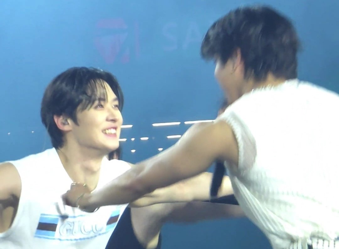 smolsungies's tweet photo. ANOTHER ANGLE + HAN'S EXPRESSION HHGHGHGHGGHHGHH😭😭😭😭😭😭😭😭😭😭😭😭😭😭😭😭😭😭😭😭😭😭😭😭😭😭😭😭😭 https://t.co/BWEo5dYU3x