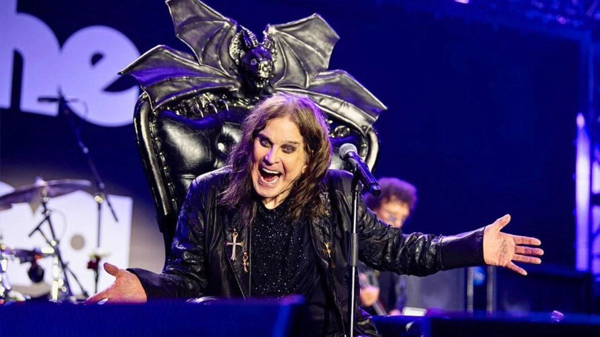 Spanish_Revo's tweet image. 🖤 Ozzy Osbourne: el obrero que gritó contra el vacío
Ozzy Osbourne no fue un dios del rock. Fue un hijo del metal.
Del metal real: el que forja cadenas, el que corta, quema y oxida pulmones.
Nacido en Birmingham, en una Inglaterra de fábricas, paro y humo, Ozzy no salió de una…