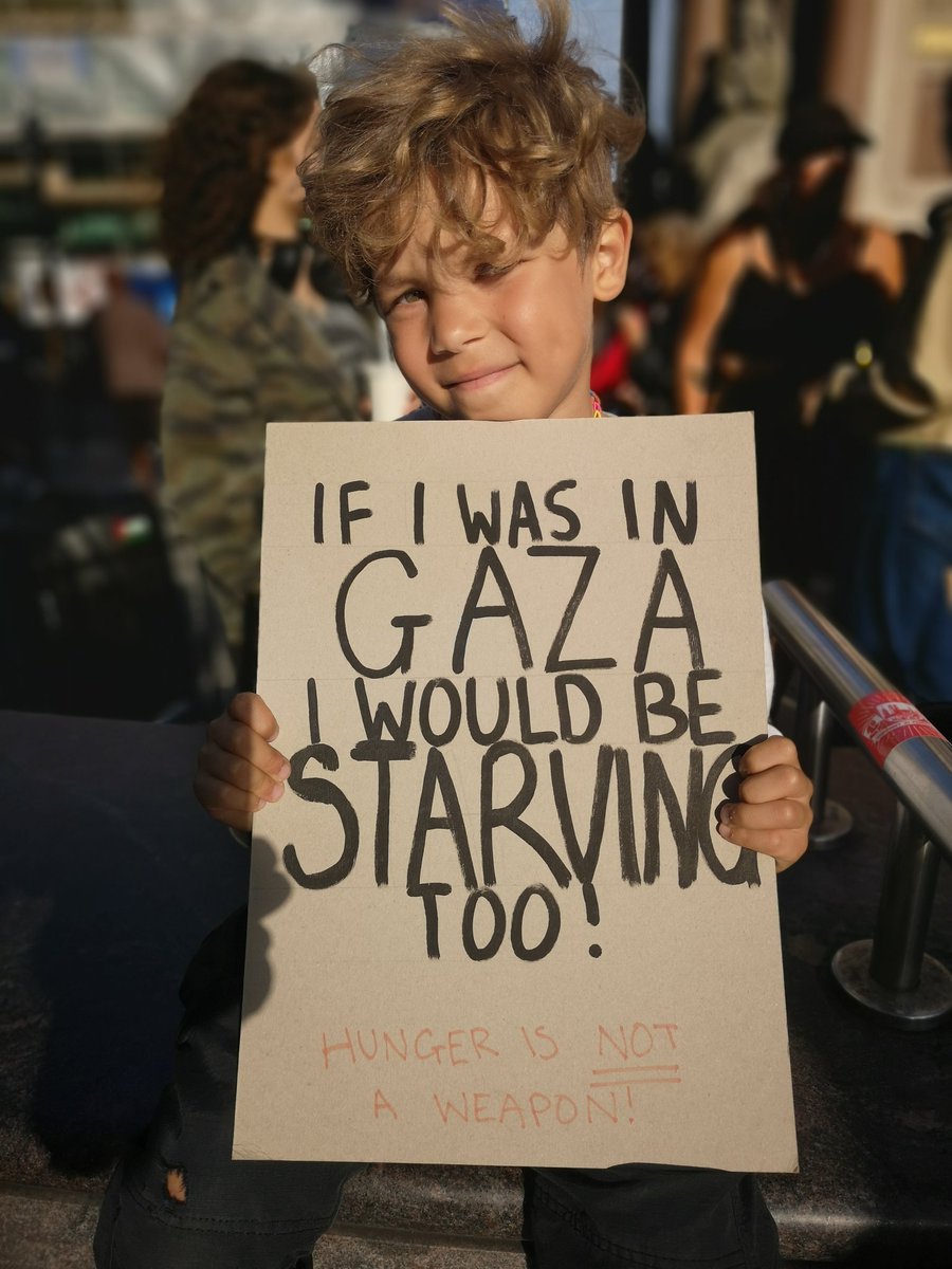 BrightonPSC's tweet image. 💥 A youngster at this evening's demo in Brighton.
#StopStarvingGaza