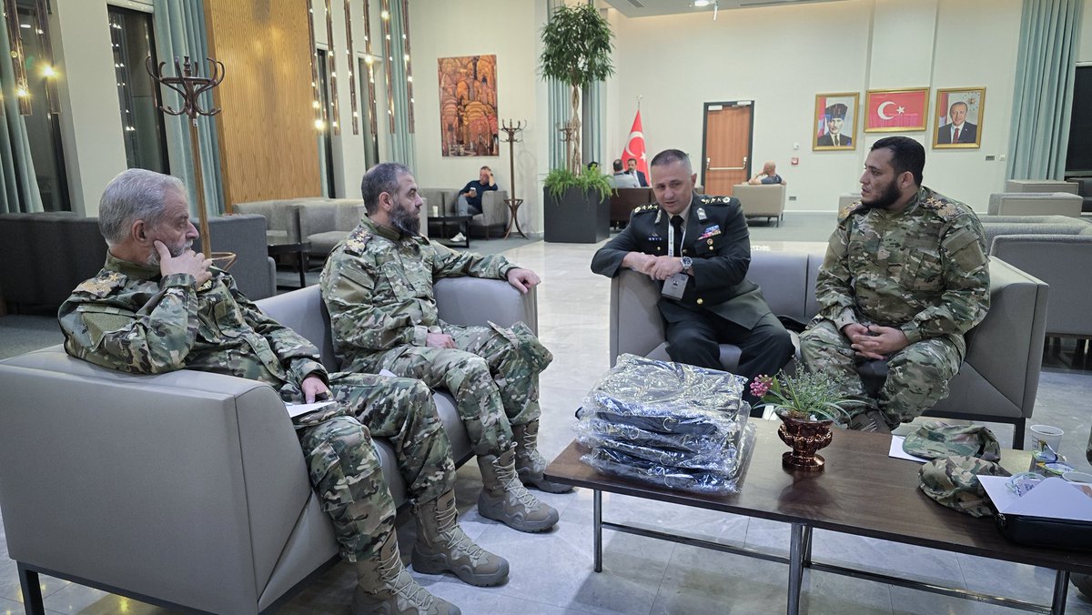 Sy_Defense's tweet image. وفد من وزارة الدفاع يشارك بمعرض "IDEF 2025" للصناعات الدفاعية المقام في تركيا بمشاركة 120 دولة وأكثر من 400 شركة صناعات دفاعية من 44 دولة مختلفة.
#الجمهورية_العربية_السورية
#وزارة_الدفاع