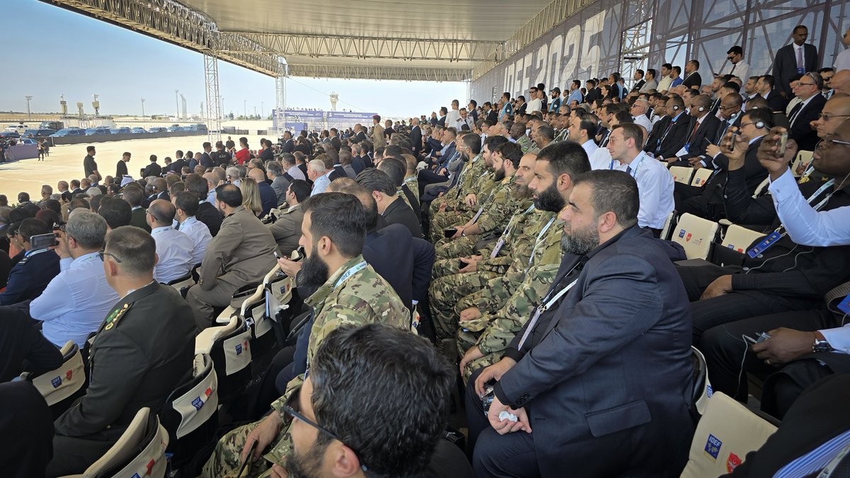 Sy_Defense's tweet image. وفد من وزارة الدفاع يشارك بمعرض "IDEF 2025" للصناعات الدفاعية المقام في تركيا بمشاركة 120 دولة وأكثر من 400 شركة صناعات دفاعية من 44 دولة مختلفة.
#الجمهورية_العربية_السورية
#وزارة_الدفاع