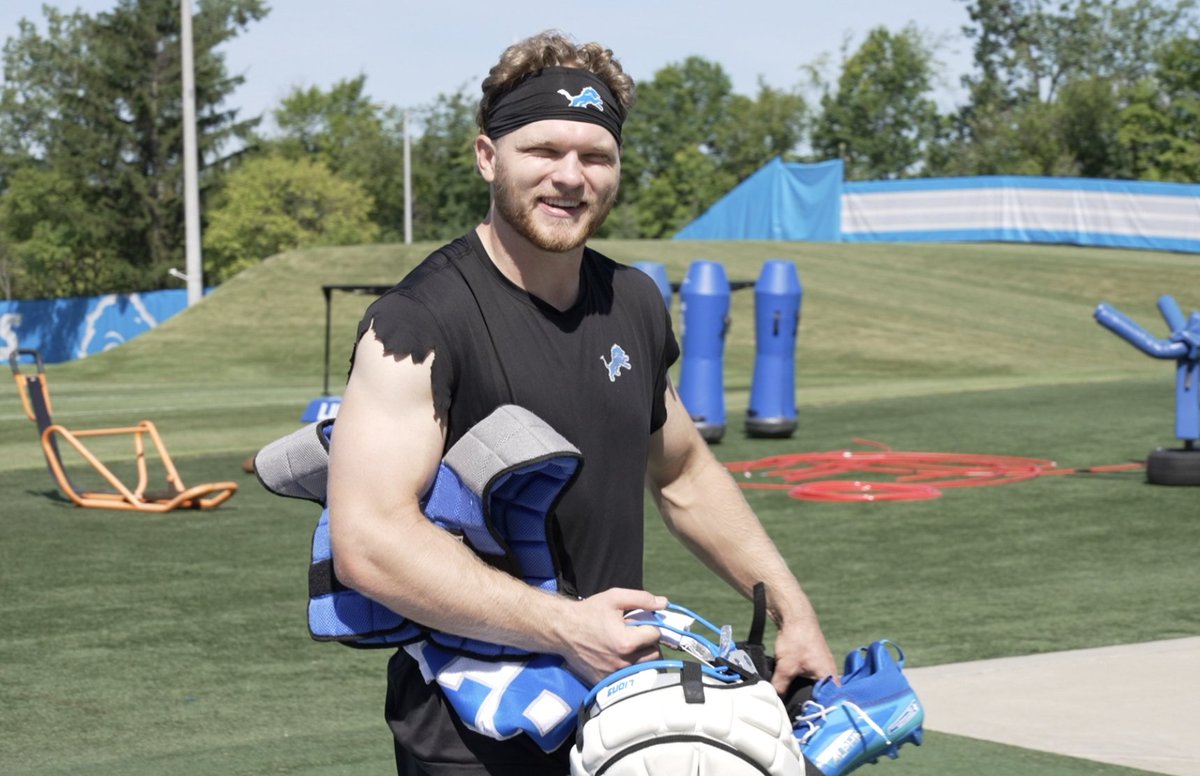 BradGalli's tweet image. Lions fans, Aidan Hutchinson is smiling on the football field again - and working furiously on it. Great to see