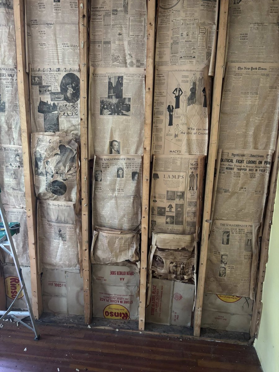 fakehistoryhunt's tweet image. I love indoor archaeology, especially if it reveals traces of a common past.
Like these 1920s newspapers used as insulation.
Newspapers insulate very well, people used them between blankets and even under clothes during cold winters.
facebook.com/groups/1706748…