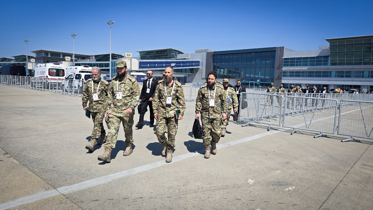Sy_Defense's tweet image. وفد من وزارة الدفاع يشارك بمعرض "IDEF 2025" للصناعات الدفاعية المقام في تركيا بمشاركة 120 دولة وأكثر من 400 شركة صناعات دفاعية من 44 دولة مختلفة.
#الجمهورية_العربية_السورية
#وزارة_الدفاع