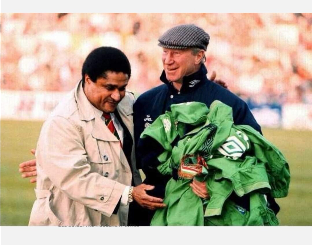LansdowneRD_IE's tweet image. Eusรฉbio and Big Jack, just before the Boys in Green beat Portugal 1-0 at Lansdowne Road in a Euro'96 Qualifier - 1995.
#legend